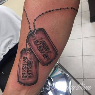 Charakterystyczne tatuaże wojskowe to grafiki żołnierskie podkreślające twardość i nieustępliwość. Czaszka w berecie konkretnego batalionu, oddział paradujący z flagą, bohater wojenny - mnogość grafik robi pod tym względem ogromne wrażenie. 