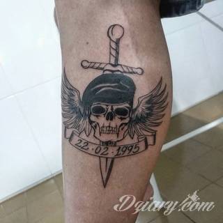 Charakterystyczne tatuaże wojskowe to grafiki żołnierskie podkreślające twardość i nieustępliwość. Czaszka w berecie konkretnego batalionu, oddział paradujący z flagą, bohater wojenny - mnogość grafik robi pod tym względem ogromne wrażenie. 