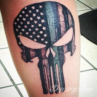 Charakterystyczne tatuaże wojskowe to grafiki żołnierskie podkreślające twardość i nieustępliwość. Czaszka w berecie konkretnego batalionu, oddział paradujący z flagą, bohater wojenny - mnogość grafik robi pod tym względem ogromne wrażenie. 