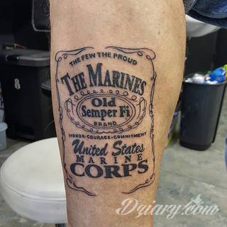Charakterystyczne tatuaże wojskowe to grafiki żołnierskie podkreślające twardość i nieustępliwość. Czaszka w berecie konkretnego batalionu, oddział paradujący z flagą, bohater wojenny - mnogość grafik robi pod tym względem ogromne wrażenie. 