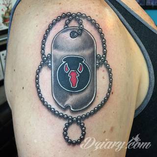 Charakterystyczne tatuaże wojskowe to grafiki żołnierskie podkreślające twardość i nieustępliwość. Czaszka w berecie konkretnego batalionu, oddział paradujący z flagą, bohater wojenny - mnogość grafik robi pod tym względem ogromne wrażenie. 