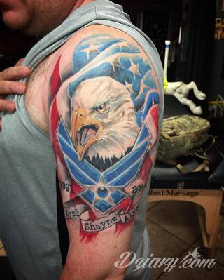 Charakterystyczne tatuaże wojskowe to grafiki żołnierskie podkreślające twardość i nieustępliwość. Czaszka w berecie konkretnego batalionu, oddział paradujący z flagą, bohater wojenny - mnogość grafik robi pod tym względem ogromne wrażenie. 