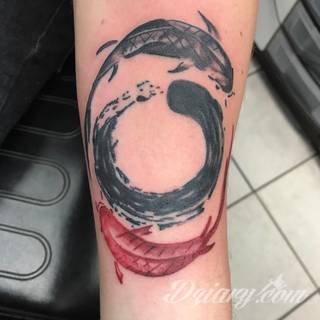 Yin Yang jest namacalnym symbolem równowagi; na ciele podkreśla idealny balans pomiędzy codziennymi siłami dobra i zła. Filozoficzny wymiar tatuaży yin yang może nabierać jednak również humorystycznego charakteru. 