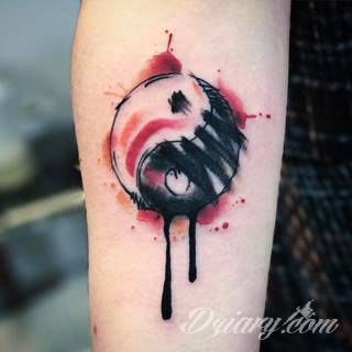 Yin Yang jest namacalnym symbolem równowagi; na ciele podkreśla idealny balans pomiędzy codziennymi siłami dobra i zła. Filozoficzny wymiar tatuaży yin yang może nabierać jednak również humorystycznego charakteru. 