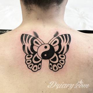 Yin Yang jest namacalnym symbolem równowagi; na ciele podkreśla idealny balans pomiędzy codziennymi siłami dobra i zła. Filozoficzny wymiar tatuaży yin yang może nabierać jednak również humorystycznego charakteru. 