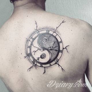 Yin Yang jest namacalnym symbolem równowagi; na ciele podkreśla idealny balans pomiędzy codziennymi siłami dobra i zła. Filozoficzny wymiar tatuaży yin yang może nabierać jednak również humorystycznego charakteru. 