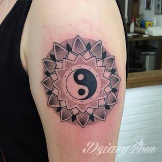 Yin Yang jest namacalnym symbolem równowagi; na ciele podkreśla idealny balans pomiędzy codziennymi siłami dobra i zła. Filozoficzny wymiar tatuaży yin yang może nabierać jednak również humorystycznego charakteru. 