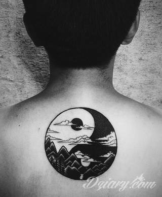 Yin Yang jest namacalnym symbolem równowagi; na ciele podkreśla idealny balans pomiędzy codziennymi siłami dobra i zła. Filozoficzny wymiar tatuaży yin yang może nabierać jednak również humorystycznego charakteru. 