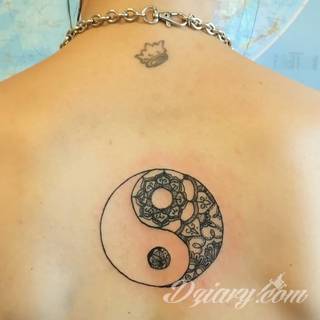Yin Yang jest namacalnym symbolem równowagi; na ciele podkreśla idealny balans pomiędzy codziennymi siłami dobra i zła. Filozoficzny wymiar tatuaży yin yang może nabierać jednak również humorystycznego charakteru. 