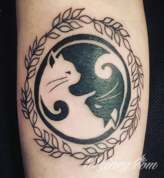 Yin Yang jest namacalnym symbolem równowagi; na ciele podkreśla idealny balans pomiędzy codziennymi siłami dobra i zła. Filozoficzny wymiar tatuaży yin yang może nabierać jednak również humorystycznego charakteru. 