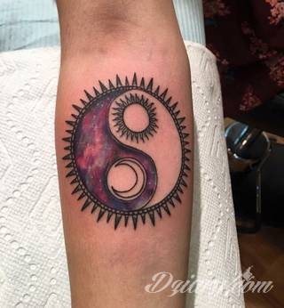 Yin Yang jest namacalnym symbolem równowagi; na ciele podkreśla idealny balans pomiędzy codziennymi siłami dobra i zła. Filozoficzny wymiar tatuaży yin yang może nabierać jednak również humorystycznego charakteru. 