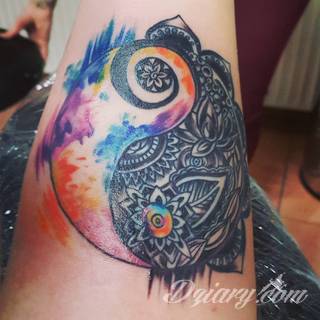 Yin Yang jest namacalnym symbolem równowagi; na ciele podkreśla idealny balans pomiędzy codziennymi siłami dobra i zła. Filozoficzny wymiar tatuaży yin yang może nabierać jednak również humorystycznego charakteru. 