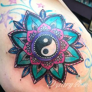 Yin Yang jest namacalnym symbolem równowagi; na ciele podkreśla idealny balans pomiędzy codziennymi siłami dobra i zła. Filozoficzny wymiar tatuaży yin yang może nabierać jednak również humorystycznego charakteru. 