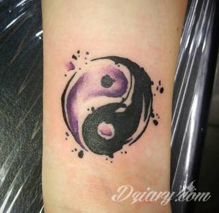 Yin Yang jest namacalnym symbolem równowagi; na ciele podkreśla idealny balans pomiędzy codziennymi siłami dobra i zła. Filozoficzny wymiar tatuaży yin yang może nabierać jednak również humorystycznego charakteru. 
