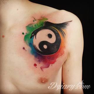 Yin Yang jest namacalnym symbolem równowagi; na ciele podkreśla idealny balans pomiędzy codziennymi siłami dobra i zła. Filozoficzny wymiar tatuaży yin yang może nabierać jednak również humorystycznego charakteru. 