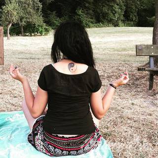 Yin Yang jest namacalnym symbolem równowagi; na ciele podkreśla idealny balans pomiędzy codziennymi siłami dobra i zła. Filozoficzny wymiar tatuaży yin yang może nabierać jednak również humorystycznego charakteru. 
