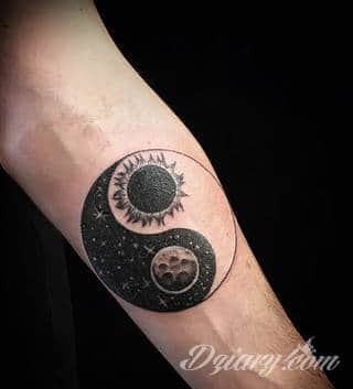 Yin Yang jest namacalnym symbolem równowagi; na ciele podkreśla idealny balans pomiędzy codziennymi siłami dobra i zła. Filozoficzny wymiar tatuaży yin yang może nabierać jednak również humorystycznego charakteru. 