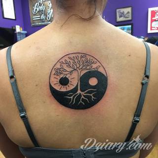 Yin Yang jest namacalnym symbolem równowagi; na ciele podkreśla idealny balans pomiędzy codziennymi siłami dobra i zła. Filozoficzny wymiar tatuaży yin yang może nabierać jednak również humorystycznego charakteru. 