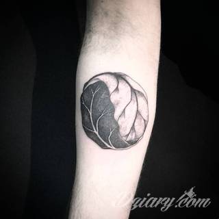 Yin Yang jest namacalnym symbolem równowagi; na ciele podkreśla idealny balans pomiędzy codziennymi siłami dobra i zła. Filozoficzny wymiar tatuaży yin yang może nabierać jednak również humorystycznego charakteru. 