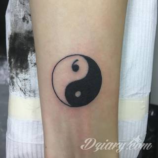 Yin Yang jest namacalnym symbolem równowagi; na ciele podkreśla idealny balans pomiędzy codziennymi siłami dobra i zła. Filozoficzny wymiar tatuaży yin yang może nabierać jednak również humorystycznego charakteru. 