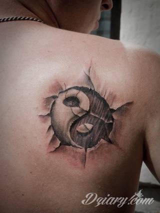 Yin Yang jest namacalnym symbolem równowagi; na ciele podkreśla idealny balans pomiędzy codziennymi siłami dobra i zła. Filozoficzny wymiar tatuaży yin yang może nabierać jednak również humorystycznego charakteru. 