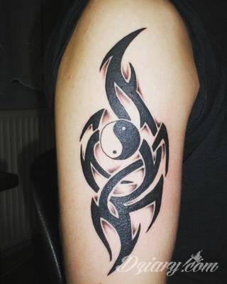 Yin Yang jest namacalnym symbolem równowagi; na ciele podkreśla idealny balans pomiędzy codziennymi siłami dobra i zła. Filozoficzny wymiar tatuaży yin yang może nabierać jednak również humorystycznego charakteru. 
