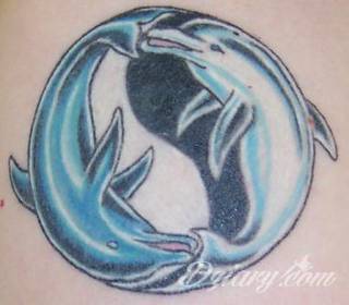 Yin Yang jest namacalnym symbolem równowagi; na ciele podkreśla idealny balans pomiędzy codziennymi siłami dobra i zła. Filozoficzny wymiar tatuaży yin yang może nabierać jednak również humorystycznego charakteru. 