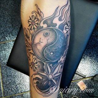 Yin Yang jest namacalnym symbolem równowagi; na ciele podkreśla idealny balans pomiędzy codziennymi siłami dobra i zła. Filozoficzny wymiar tatuaży yin yang może nabierać jednak również humorystycznego charakteru. 