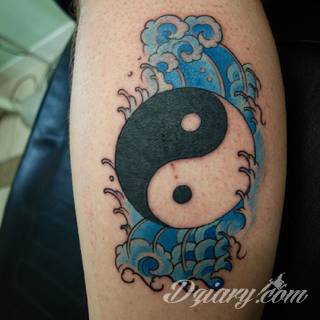 Yin Yang jest namacalnym symbolem równowagi; na ciele podkreśla idealny balans pomiędzy codziennymi siłami dobra i zła. Filozoficzny wymiar tatuaży yin yang może nabierać jednak również humorystycznego charakteru. 