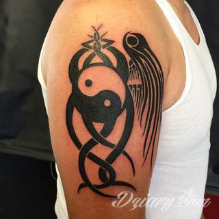 Yin Yang jest namacalnym symbolem równowagi; na ciele podkreśla idealny balans pomiędzy codziennymi siłami dobra i zła. Filozoficzny wymiar tatuaży yin yang może nabierać jednak również humorystycznego charakteru. 