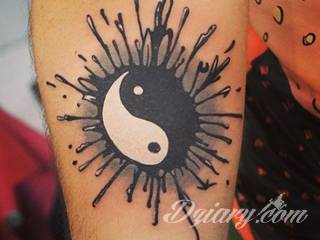Yin Yang jest namacalnym symbolem równowagi; na ciele podkreśla idealny balans pomiędzy codziennymi siłami dobra i zła. Filozoficzny wymiar tatuaży yin yang może nabierać jednak również humorystycznego charakteru. 