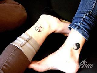 Yin Yang jest namacalnym symbolem równowagi; na ciele podkreśla idealny balans pomiędzy codziennymi siłami dobra i zła. Filozoficzny wymiar tatuaży yin yang może nabierać jednak również humorystycznego charakteru. 