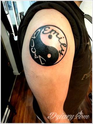 Yin Yang jest namacalnym symbolem równowagi; na ciele podkreśla idealny balans pomiędzy codziennymi siłami dobra i zła. Filozoficzny wymiar tatuaży yin yang może nabierać jednak również humorystycznego charakteru. 