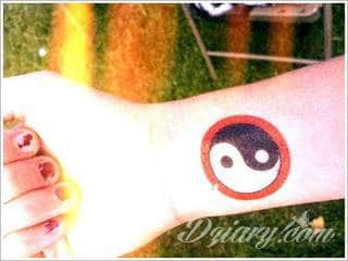 Yin Yang jest namacalnym symbolem równowagi; na ciele podkreśla idealny balans pomiędzy codziennymi siłami dobra i zła. Filozoficzny wymiar tatuaży yin yang może nabierać jednak również humorystycznego charakteru. 