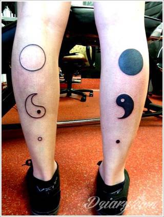 Yin Yang jest namacalnym symbolem równowagi; na ciele podkreśla idealny balans pomiędzy codziennymi siłami dobra i zła. Filozoficzny wymiar tatuaży yin yang może nabierać jednak również humorystycznego charakteru. 