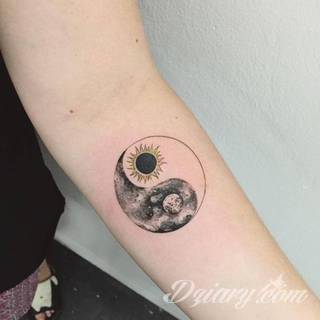 Yin Yang jest namacalnym symbolem równowagi; na ciele podkreśla idealny balans pomiędzy codziennymi siłami dobra i zła. Filozoficzny wymiar tatuaży yin yang może nabierać jednak również humorystycznego charakteru. 