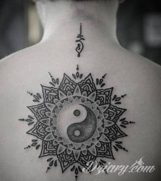 Yin Yang jest namacalnym symbolem równowagi; na ciele podkreśla idealny balans pomiędzy codziennymi siłami dobra i zła. Filozoficzny wymiar tatuaży yin yang może nabierać jednak również humorystycznego charakteru. 
