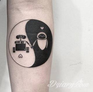 Yin Yang jest namacalnym symbolem równowagi; na ciele podkreśla idealny balans pomiędzy codziennymi siłami dobra i zła. Filozoficzny wymiar tatuaży yin yang może nabierać jednak również humorystycznego charakteru. 