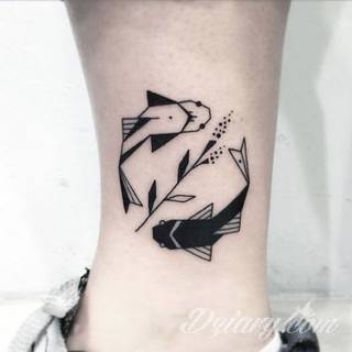 Yin Yang jest namacalnym symbolem równowagi; na ciele podkreśla idealny balans pomiędzy codziennymi siłami dobra i zła. Filozoficzny wymiar tatuaży yin yang może nabierać jednak również humorystycznego charakteru. 