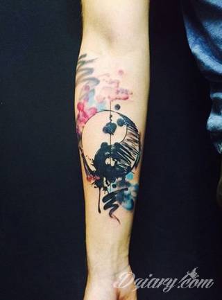 Yin Yang jest namacalnym symbolem równowagi; na ciele podkreśla idealny balans pomiędzy codziennymi siłami dobra i zła. Filozoficzny wymiar tatuaży yin yang może nabierać jednak również humorystycznego charakteru. 