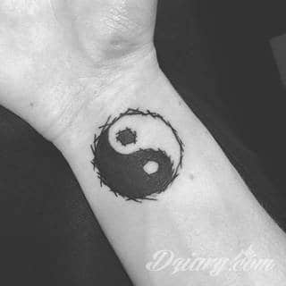 Yin Yang jest namacalnym symbolem równowagi; na ciele podkreśla idealny balans pomiędzy codziennymi siłami dobra i zła. Filozoficzny wymiar tatuaży yin yang może nabierać jednak również humorystycznego charakteru. 