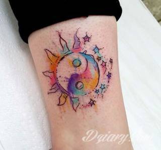 Yin Yang jest namacalnym symbolem równowagi; na ciele podkreśla idealny balans pomiędzy codziennymi siłami dobra i zła. Filozoficzny wymiar tatuaży yin yang może nabierać jednak również humorystycznego charakteru. 