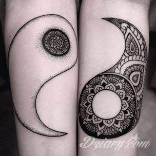 Yin Yang jest namacalnym symbolem równowagi; na ciele podkreśla idealny balans pomiędzy codziennymi siłami dobra i zła. Filozoficzny wymiar tatuaży yin yang może nabierać jednak również humorystycznego charakteru. 