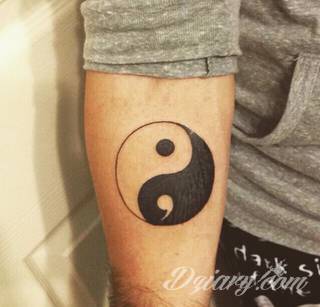 Yin Yang jest namacalnym symbolem równowagi; na ciele podkreśla idealny balans pomiędzy codziennymi siłami dobra i zła. Filozoficzny wymiar tatuaży yin yang może nabierać jednak również humorystycznego charakteru. 