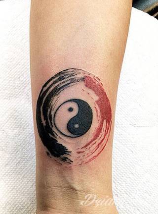 Yin Yang jest namacalnym symbolem równowagi; na ciele podkreśla idealny balans pomiędzy codziennymi siłami dobra i zła. Filozoficzny wymiar tatuaży yin yang może nabierać jednak również humorystycznego charakteru. 