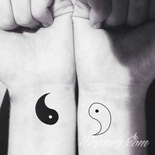 Yin Yang jest namacalnym symbolem równowagi; na ciele podkreśla idealny balans pomiędzy codziennymi siłami dobra i zła. Filozoficzny wymiar tatuaży yin yang może nabierać jednak również humorystycznego charakteru. 