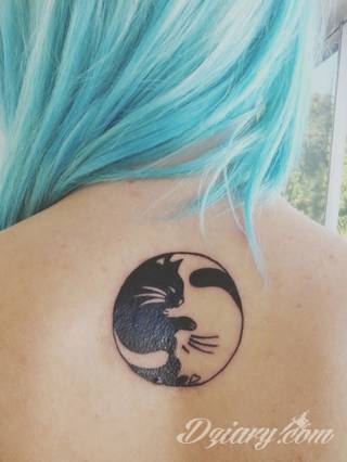 Yin Yang jest namacalnym symbolem równowagi; na ciele podkreśla idealny balans pomiędzy codziennymi siłami dobra i zła. Filozoficzny wymiar tatuaży yin yang może nabierać jednak również humorystycznego charakteru. 