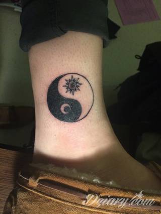 Yin Yang jest namacalnym symbolem równowagi; na ciele podkreśla idealny balans pomiędzy codziennymi siłami dobra i zła. Filozoficzny wymiar tatuaży yin yang może nabierać jednak również humorystycznego charakteru. 