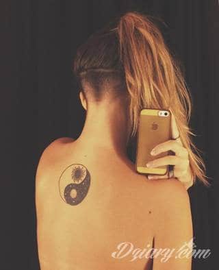 Yin Yang jest namacalnym symbolem równowagi; na ciele podkreśla idealny balans pomiędzy codziennymi siłami dobra i zła. Filozoficzny wymiar tatuaży yin yang może nabierać jednak również humorystycznego charakteru. 