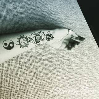 Yin Yang jest namacalnym symbolem równowagi; na ciele podkreśla idealny balans pomiędzy codziennymi siłami dobra i zła. Filozoficzny wymiar tatuaży yin yang może nabierać jednak również humorystycznego charakteru. 